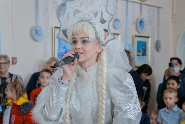 Подарки, новогодний спектакль, Дед Мороз и Снегурочка…